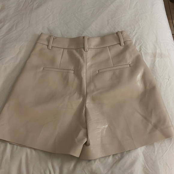 wilfred / aritzia vegan leather shorts size 0 - Picture 2 of 3